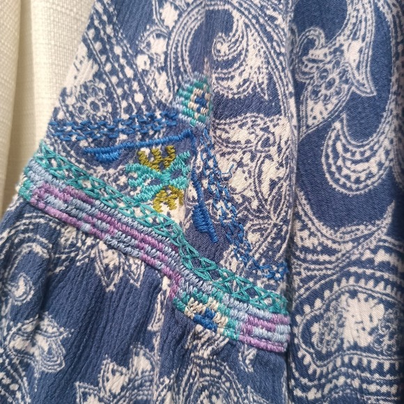 Calessa Women's Size L Blue Paisley Gauze Embroidered V Neck 3/4 Bell Sleeve Top - Picture 4 of 9